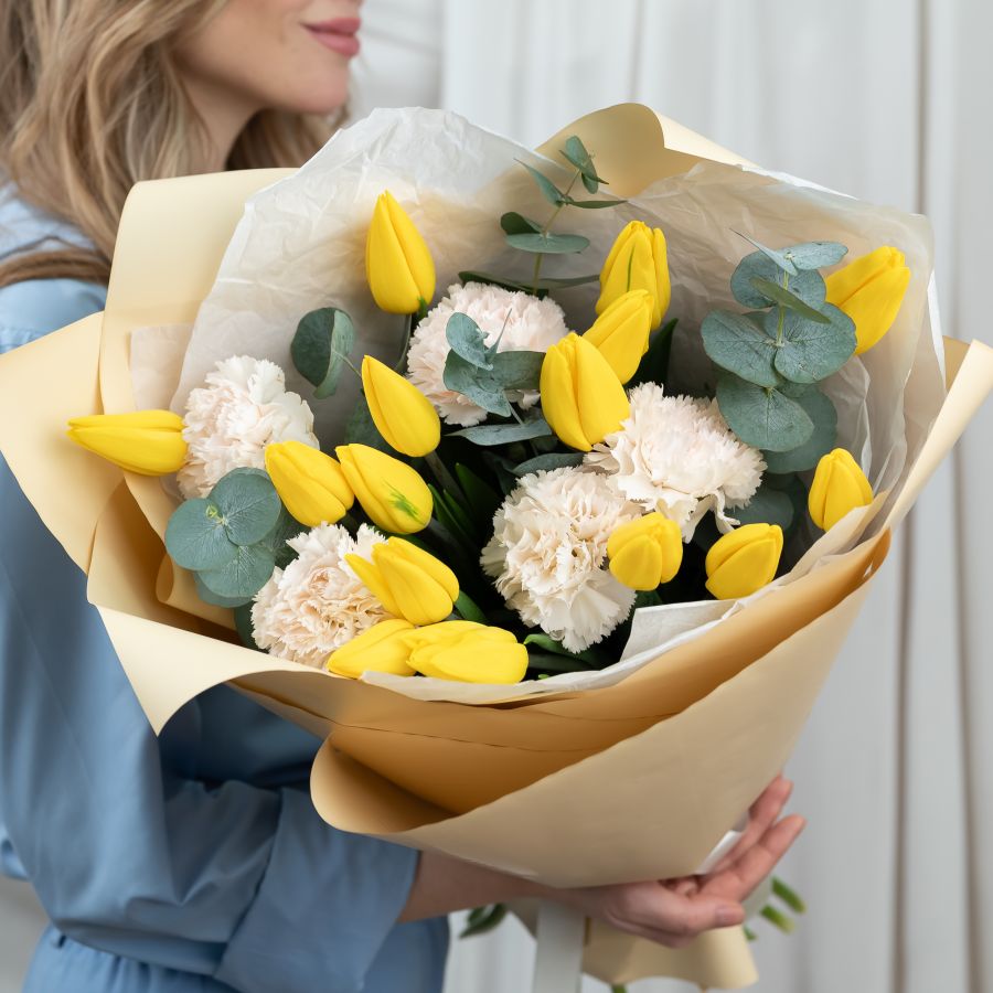 Букет из диантусов и желтых тюльпанов