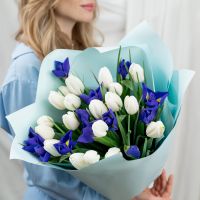 Букет с ирисами с тюльпанами