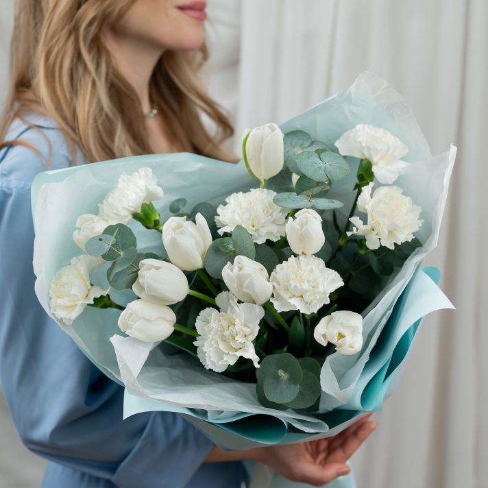 Букет из белых тюльпанов и диантусов