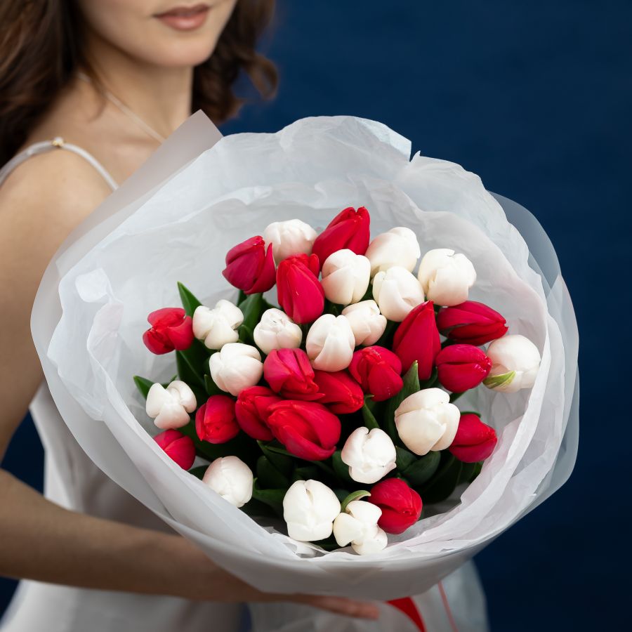 Букет из красных и белых тюльпанов