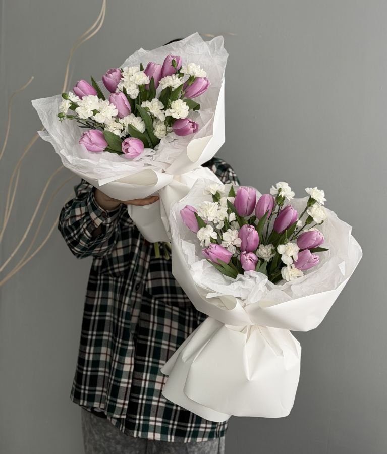 Букет с тюльпанами и кустовыми диантусами