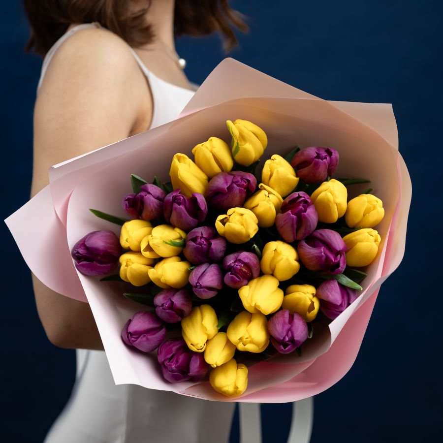 Желтые и фиолетовые тюльпаны 35 штук