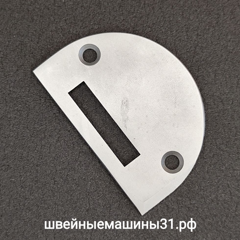 Игольная пластина для машин с тройным продвижением. Длина отверстия под рейку 32,7 мм; ширина отверстия под рейку 7 мм.    Цена 200 руб.