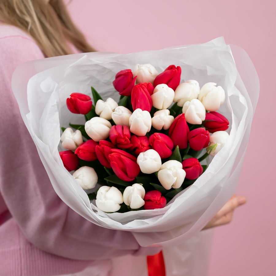 Букет из белых и красных тюльпанов (от 15 шт)