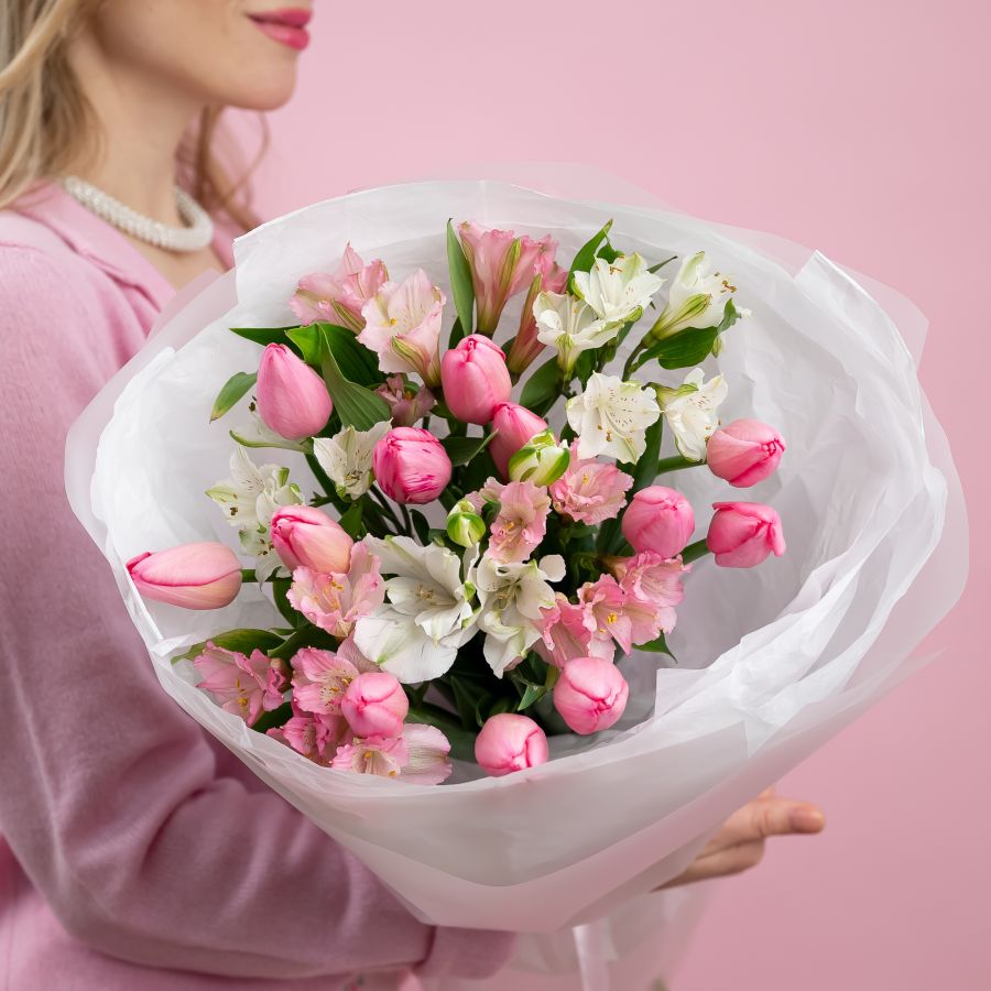 Букет из тюльпанов и альстромерии