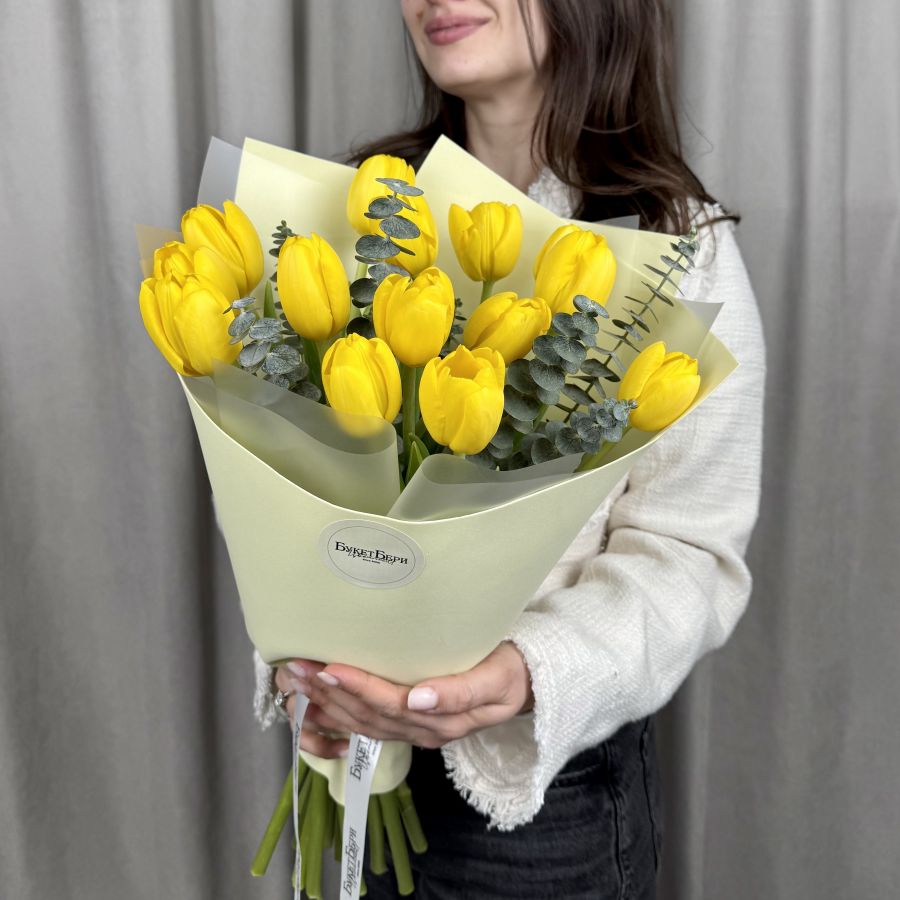 Букет из 15 тюльпанов с эвкалиптом