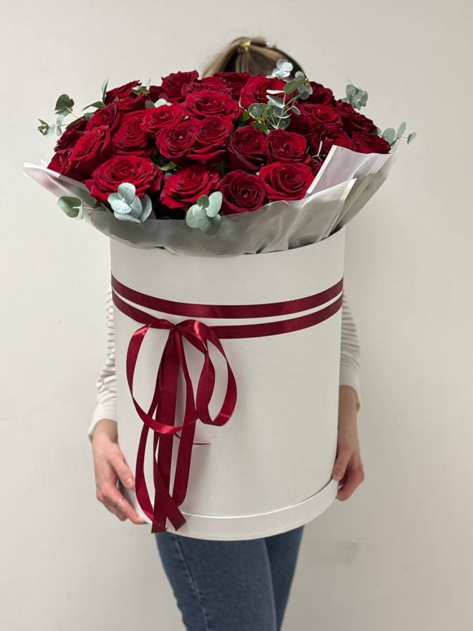 Букет-гигант в шляпной коробке из 51 розы с эвкалиптом (50см)