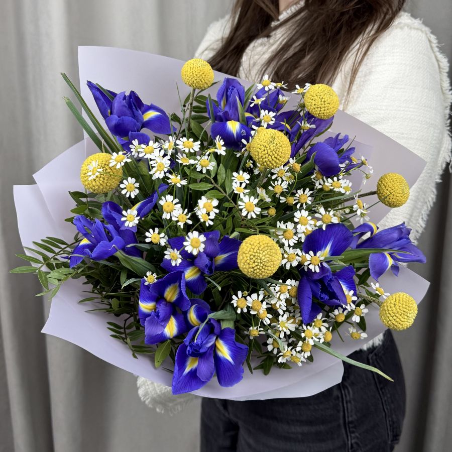 Яркий букет с ирисами