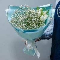 Букет с гипсофилой и тюльпанами в голубом оформлении