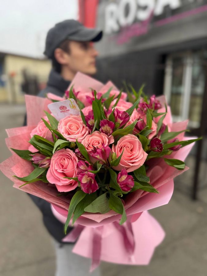 Сборный букет из 9 Эквадорских роз 70см и альстромерии