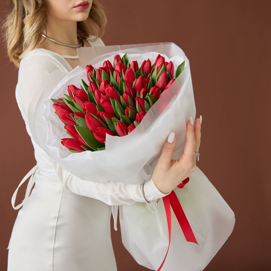 Красные тюльпаны в оформлении (от 15 шт)