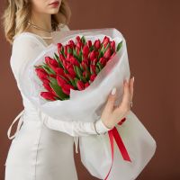 Красные тюльпаны в оформлении (от 15 шт)