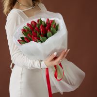 Красные тюльпаны в оформлении (от 15 шт)