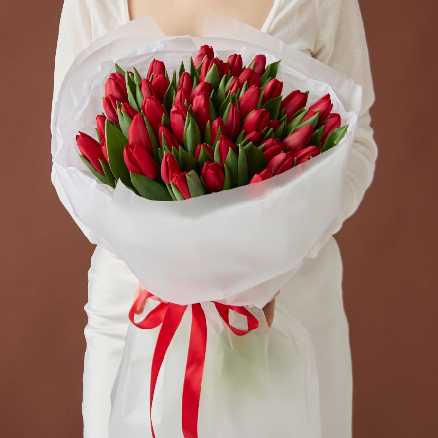 Красные тюльпаны в оформлении (от 15 шт)