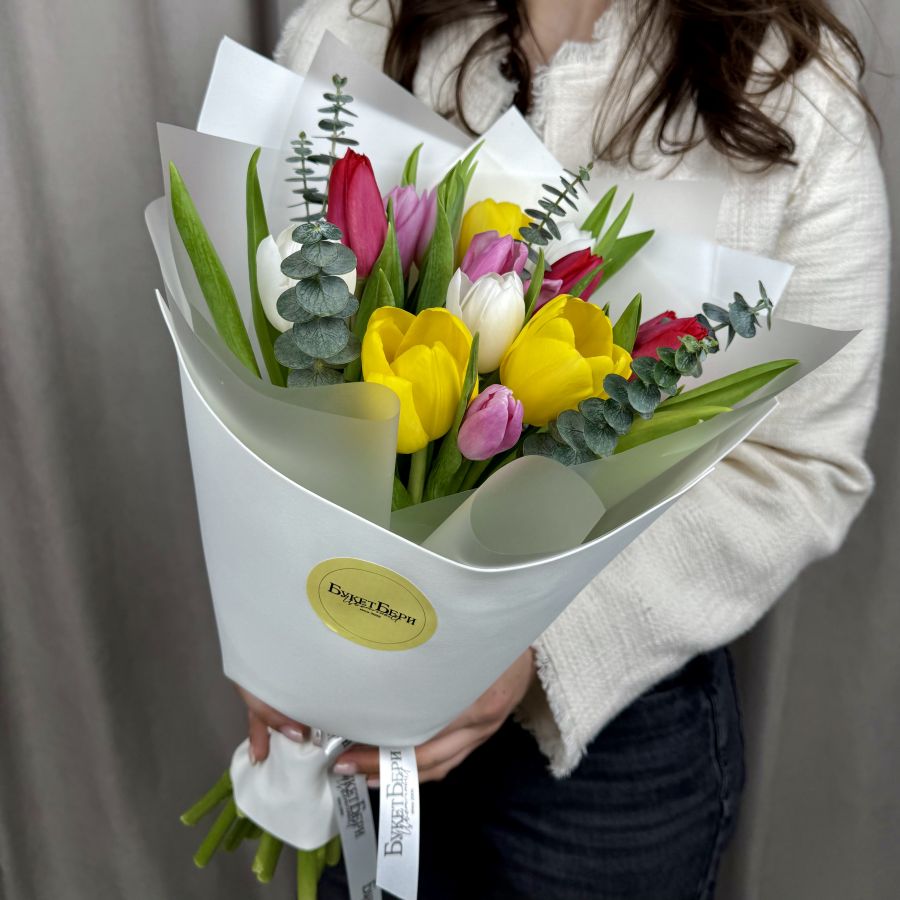 Букет из 15 тюльпанов с эвкалиптом
