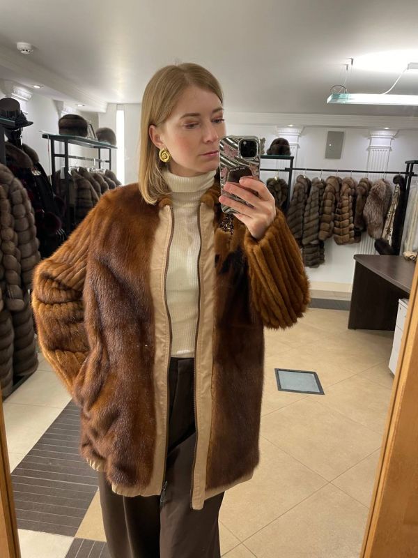 Безусловный яркий тренд сезона 2025-26. Двусторонний бомбер из золотой норки. Must have!