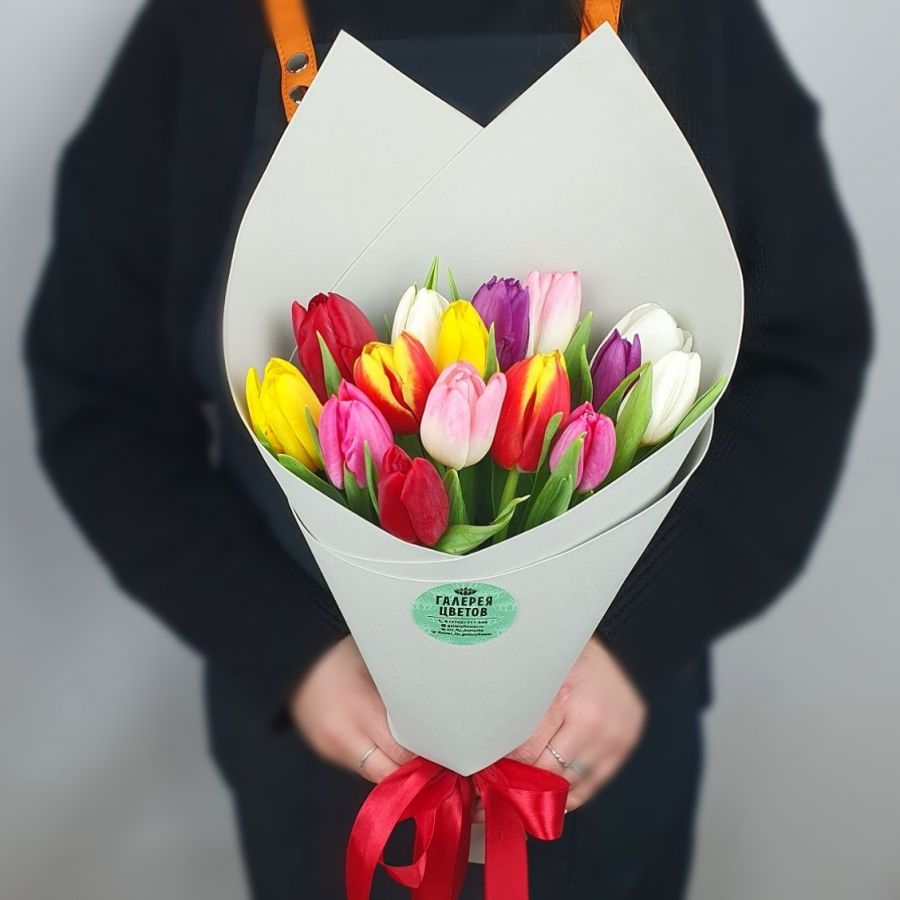 15 разноцветных тюльпанов в крафте