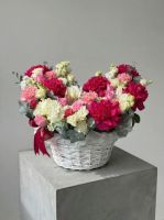 Авторская корзина с малиновыми францускими розами, гортензией и лизианутсом #7615