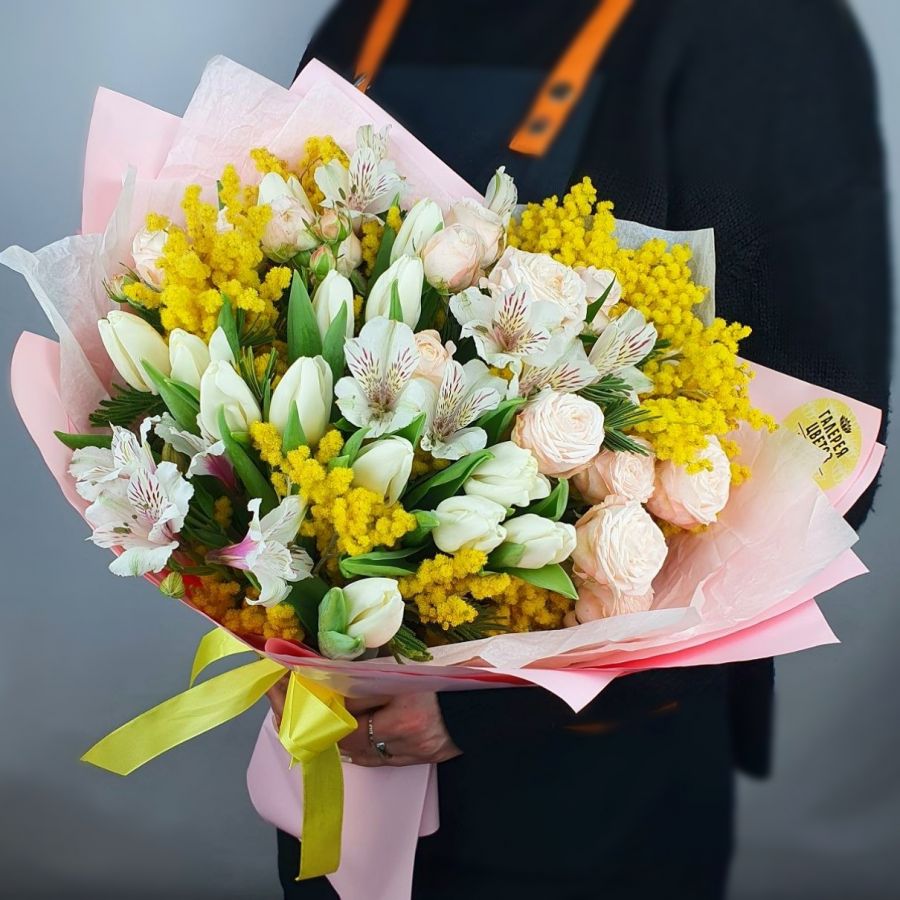 Нежный весенний букет с тюльпанами