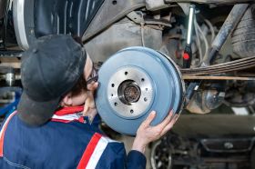 Демонтаж Прикипевшего Заднего Левого Тормозного Диска на Автомобиле Варшавское шоссе 170Бс7