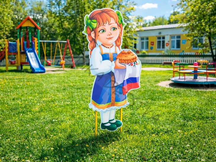 Уличная фигура "Марина с угощением"