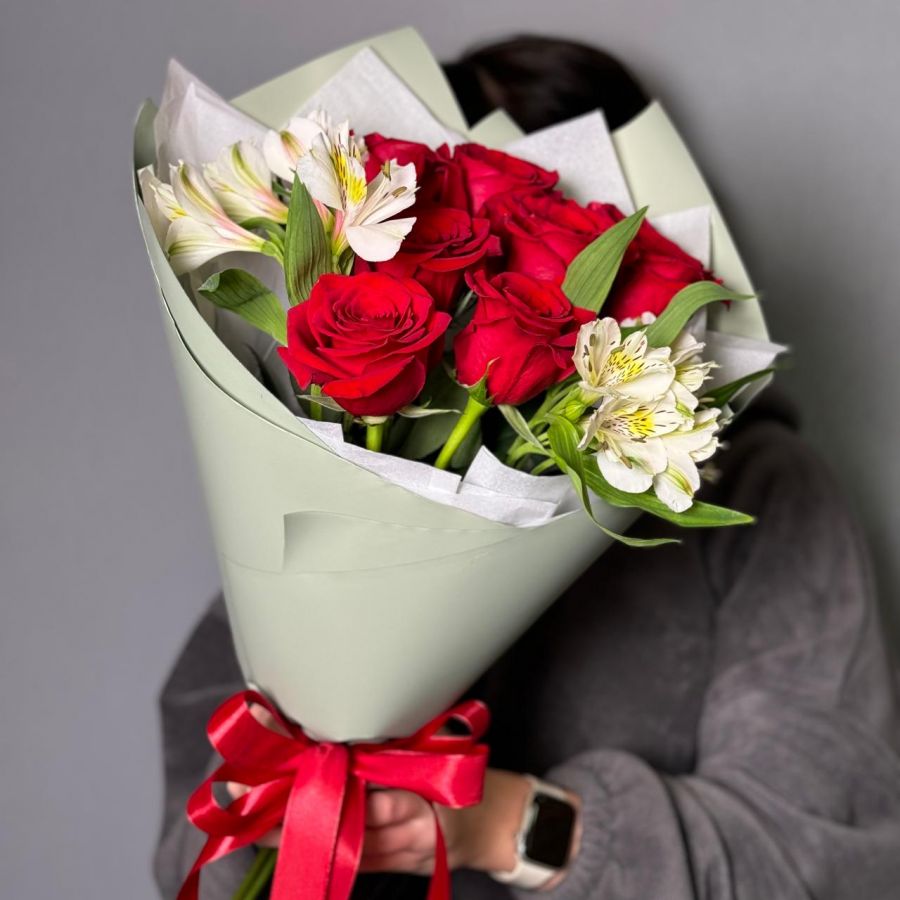 Букет красные розы с альстромерией