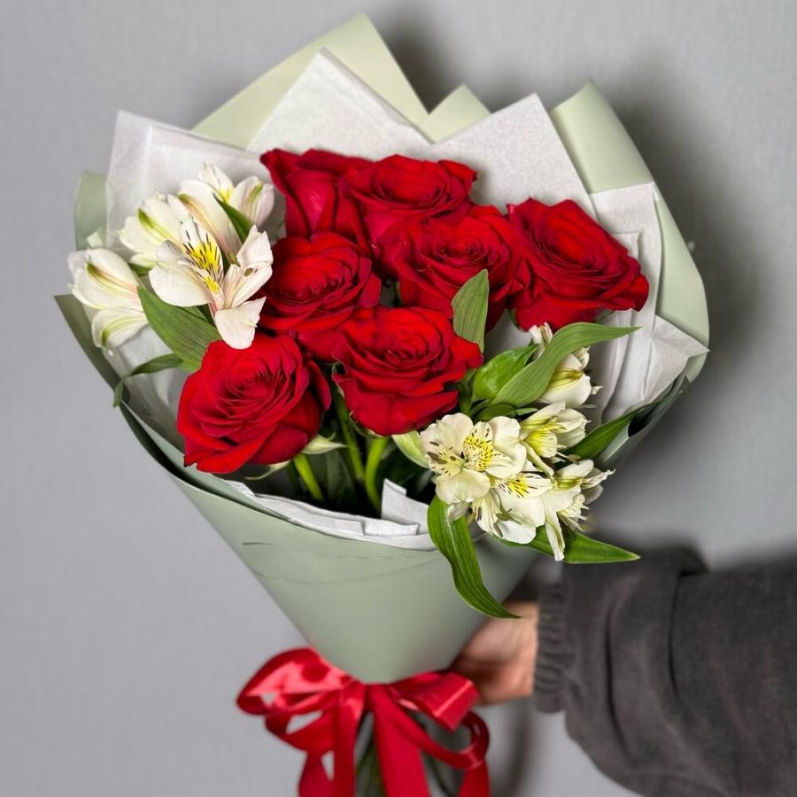 Букет красные розы с альстромерией