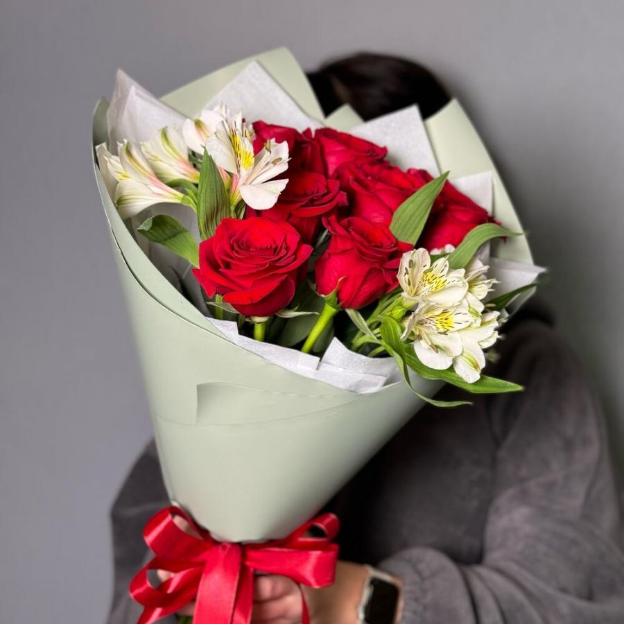 Букет красные розы с альстромерией