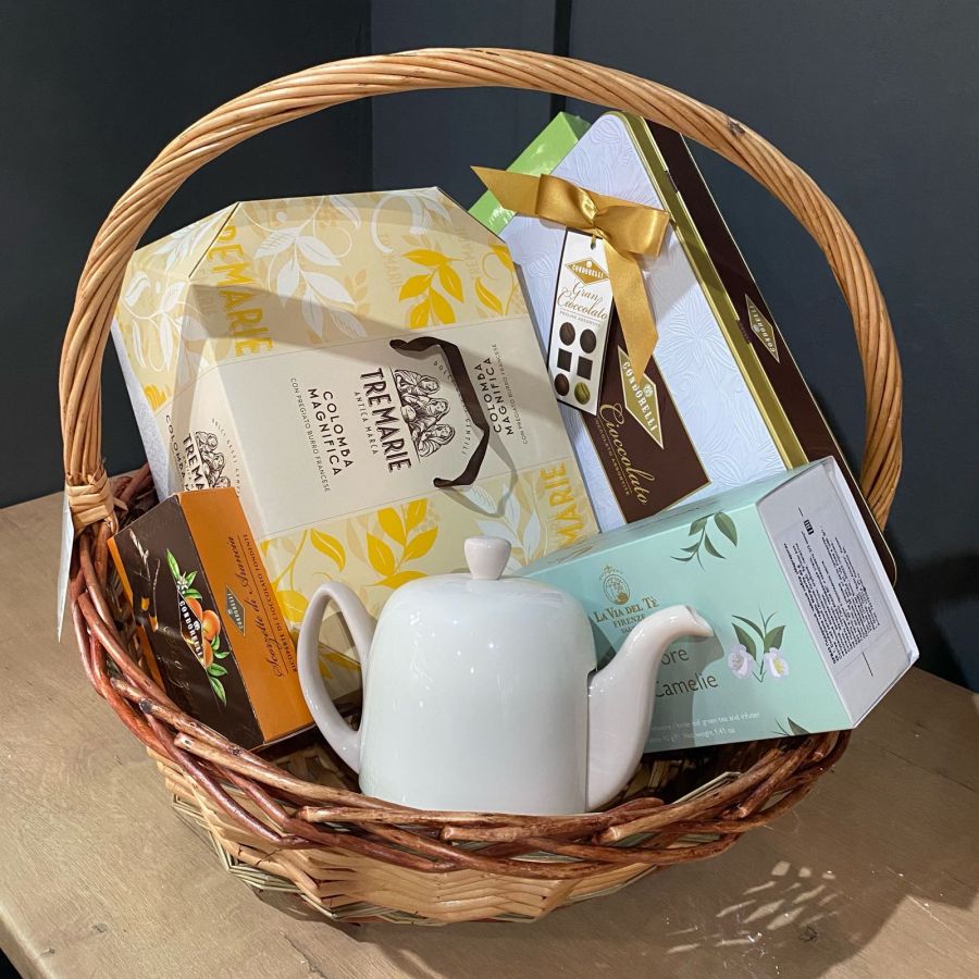 Подарочная корзинка Пасхальная с итальянским куличом