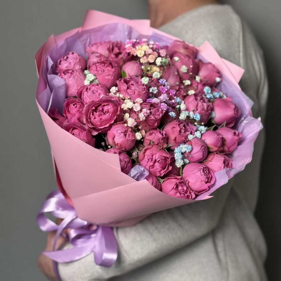 Букет пионовидные розы 11 с гипсофилой