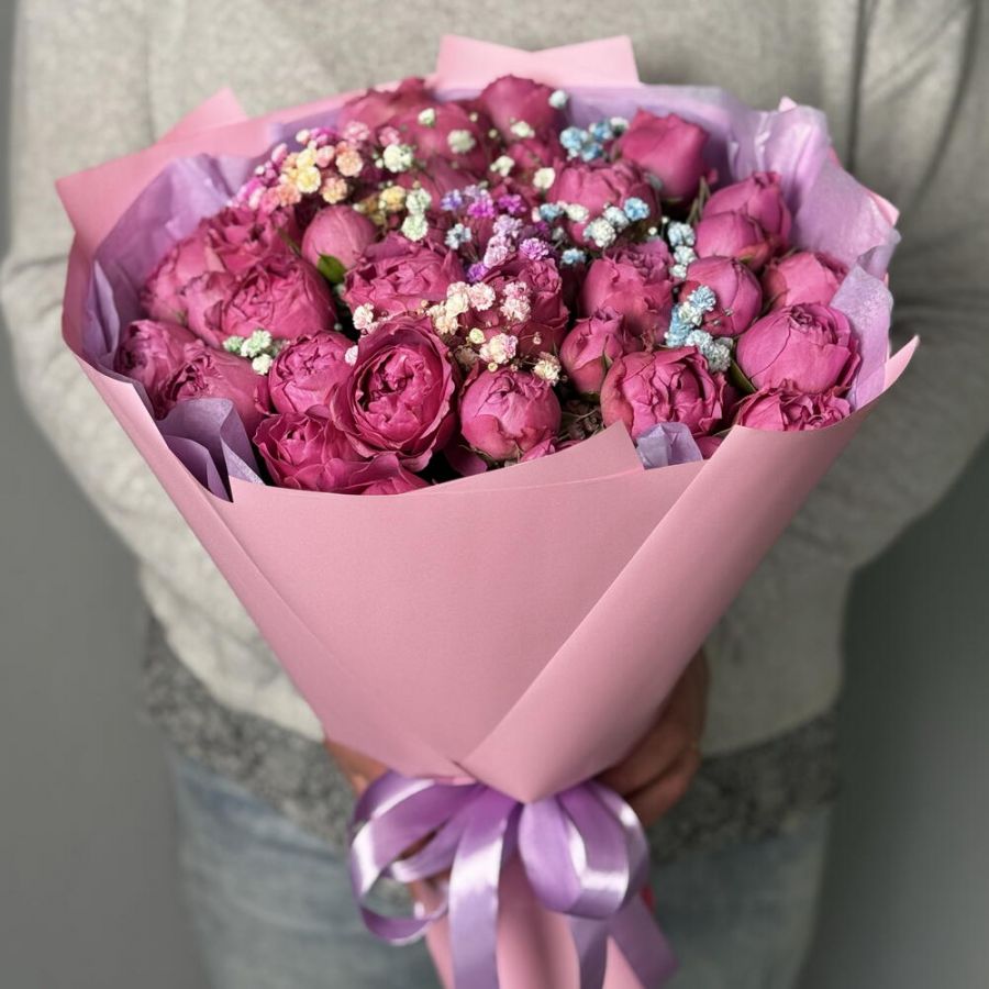 Букет пионовидные розы 11 с гипсофилой