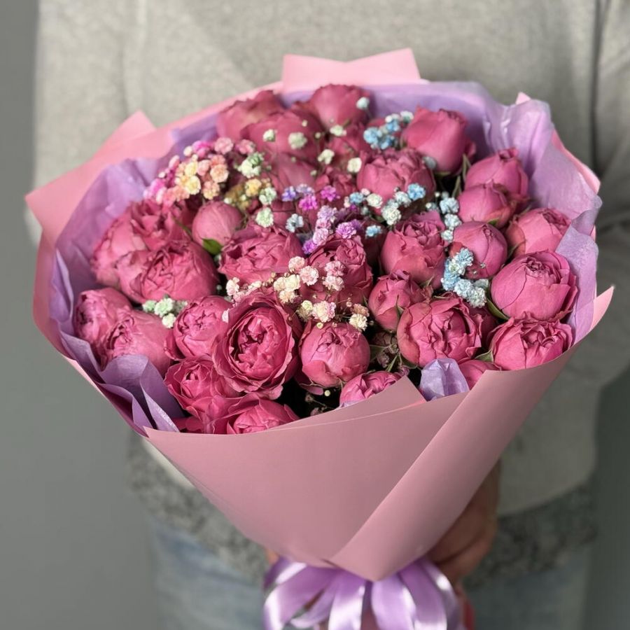 Букет пионовидные розы 11 с гипсофилой