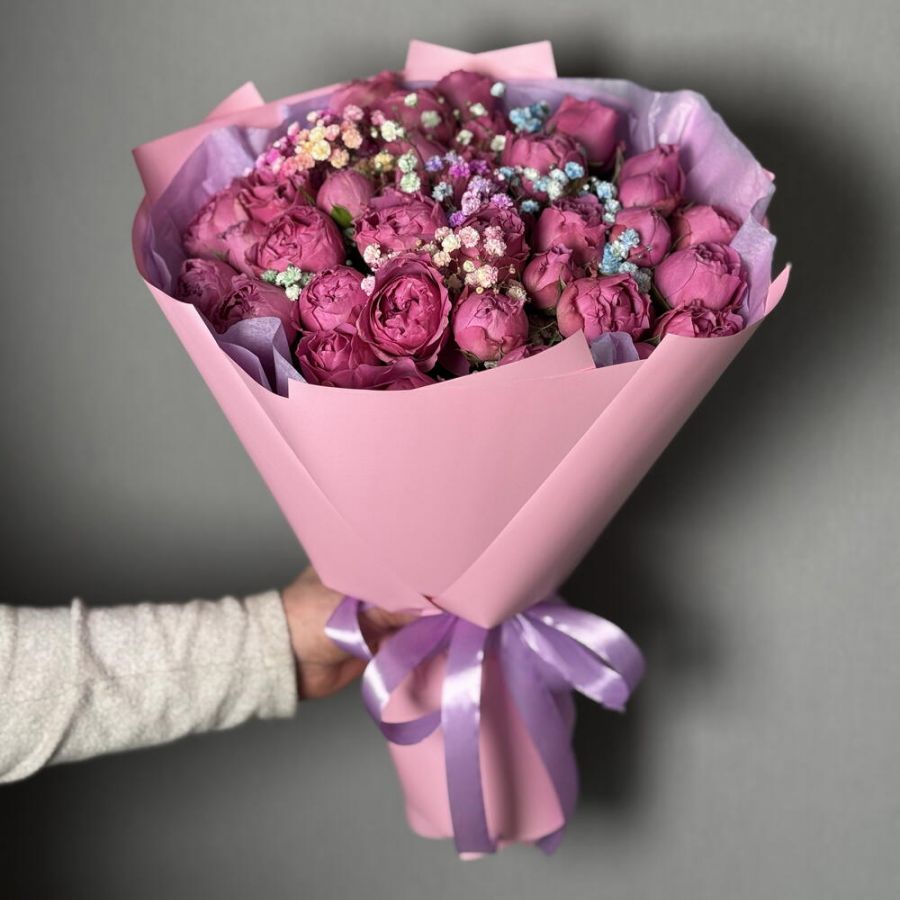 Букет пионовидные розы 11 с гипсофилой