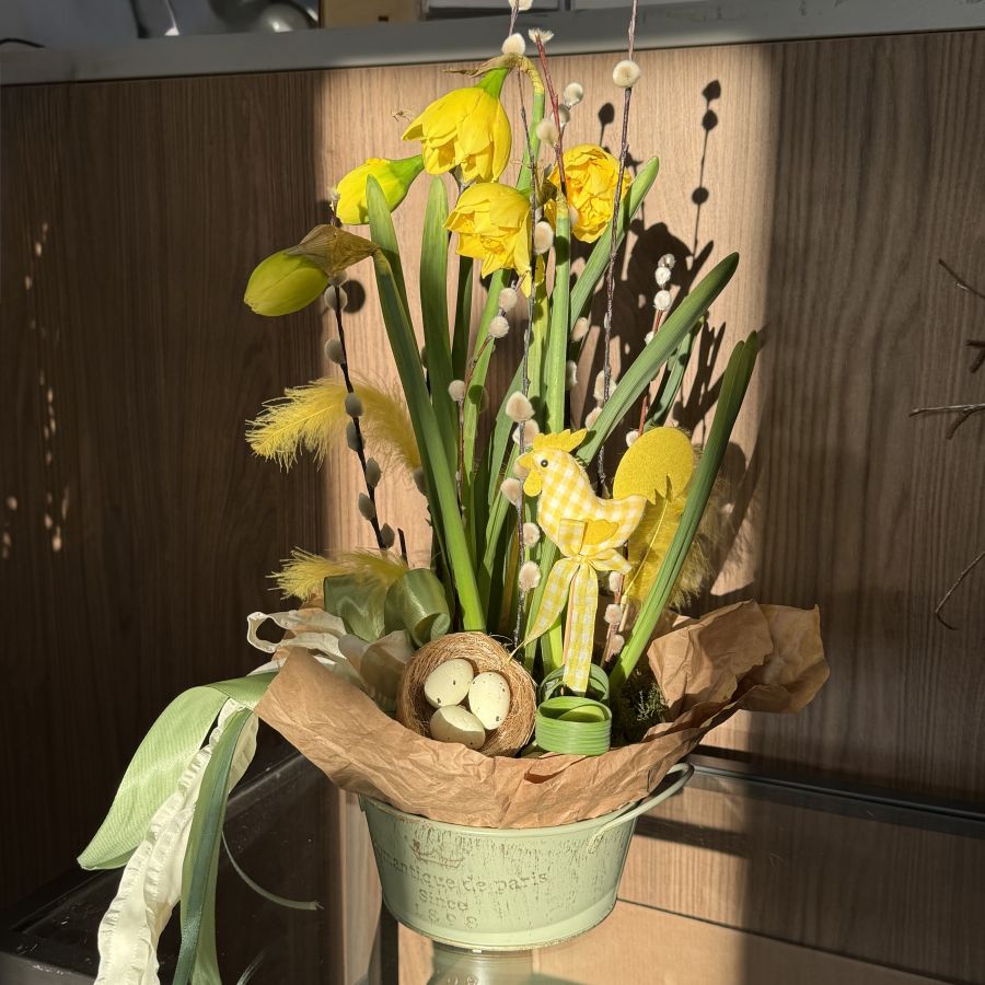 Пасхальная композиция с нарциссами