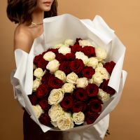 Красные и белые розы 51шт (60см)