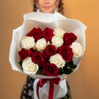 Красные и белые розы 15шт (60см)