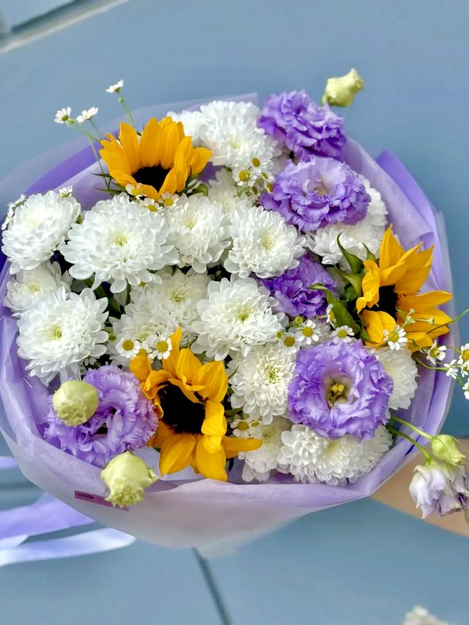Сборный букет из подсолнухов и эустомы