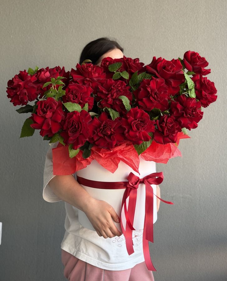 Красные кружевные розы с зеленью в коробке