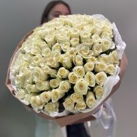 101 белая роза 40 см в оформлении