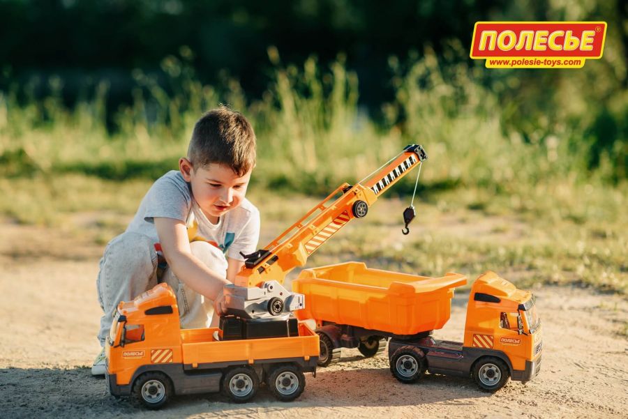 Автомобиль-кран с поворотной платформой (в сеточке)