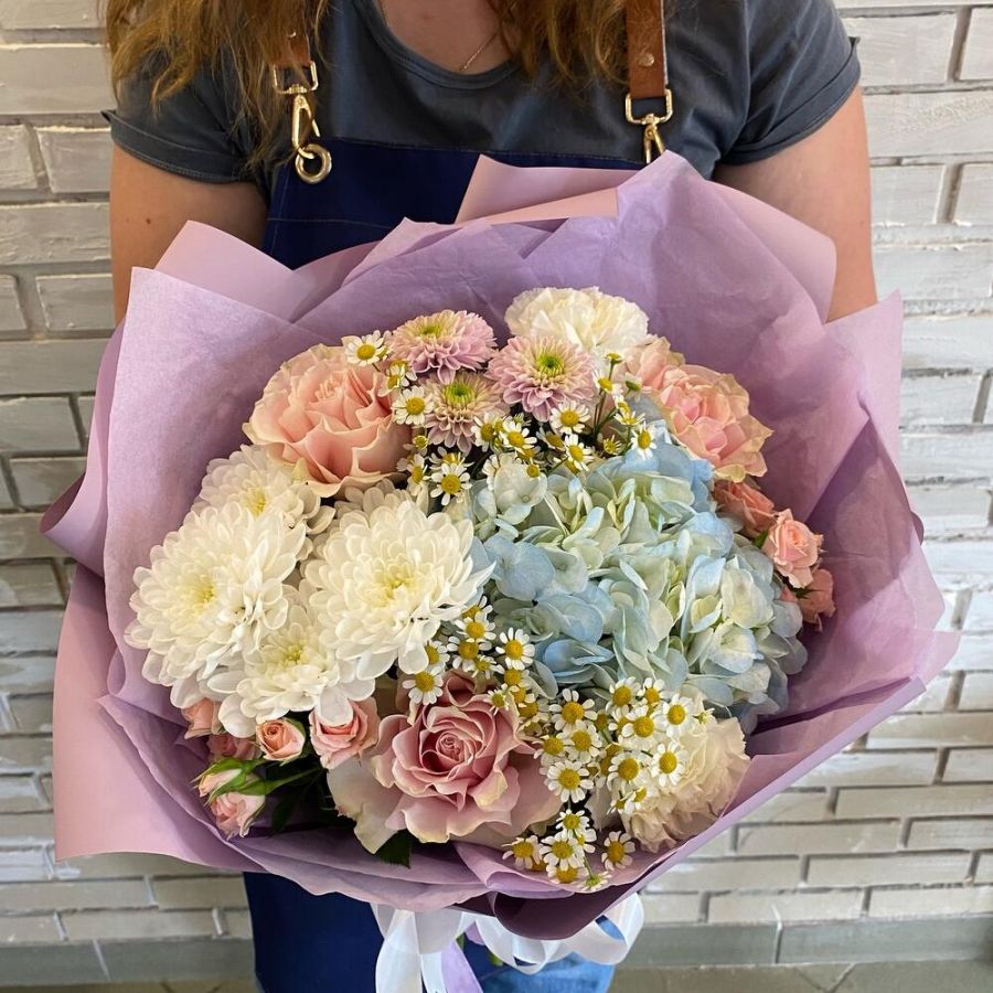 Букет с голубой гортензией и французской розой