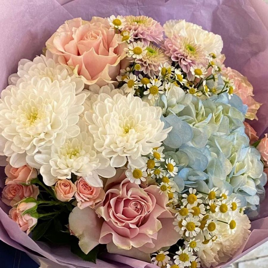 Букет с голубой гортензией и французской розой