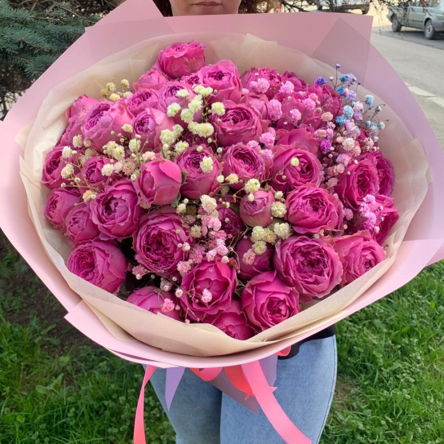 Букет пионовидные розы Мисти Баблс 15шт с радужной гипсофилой, высота 40см