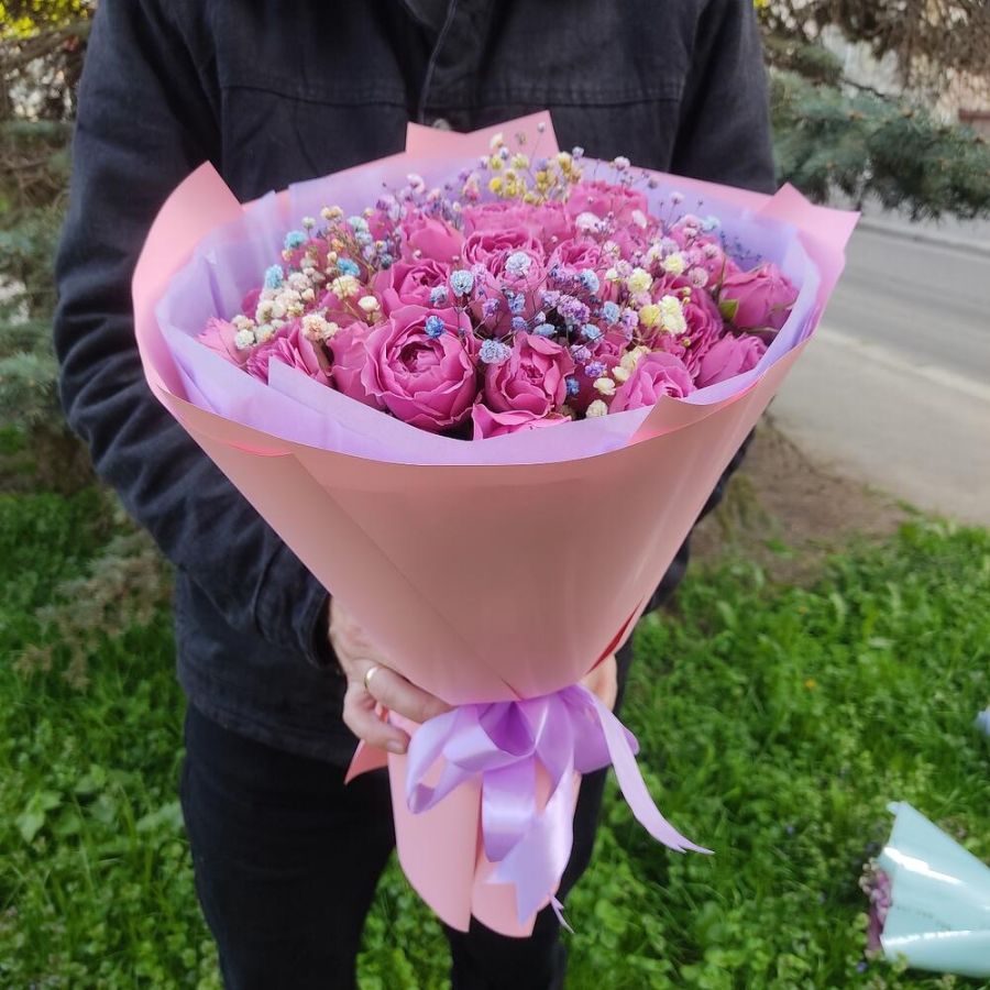 Букет пионовидные розы 11 с гипсофилой