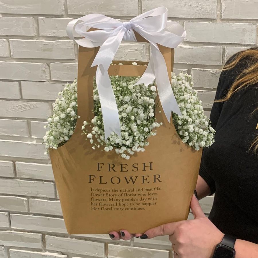 Белая гипсофила в сумочке