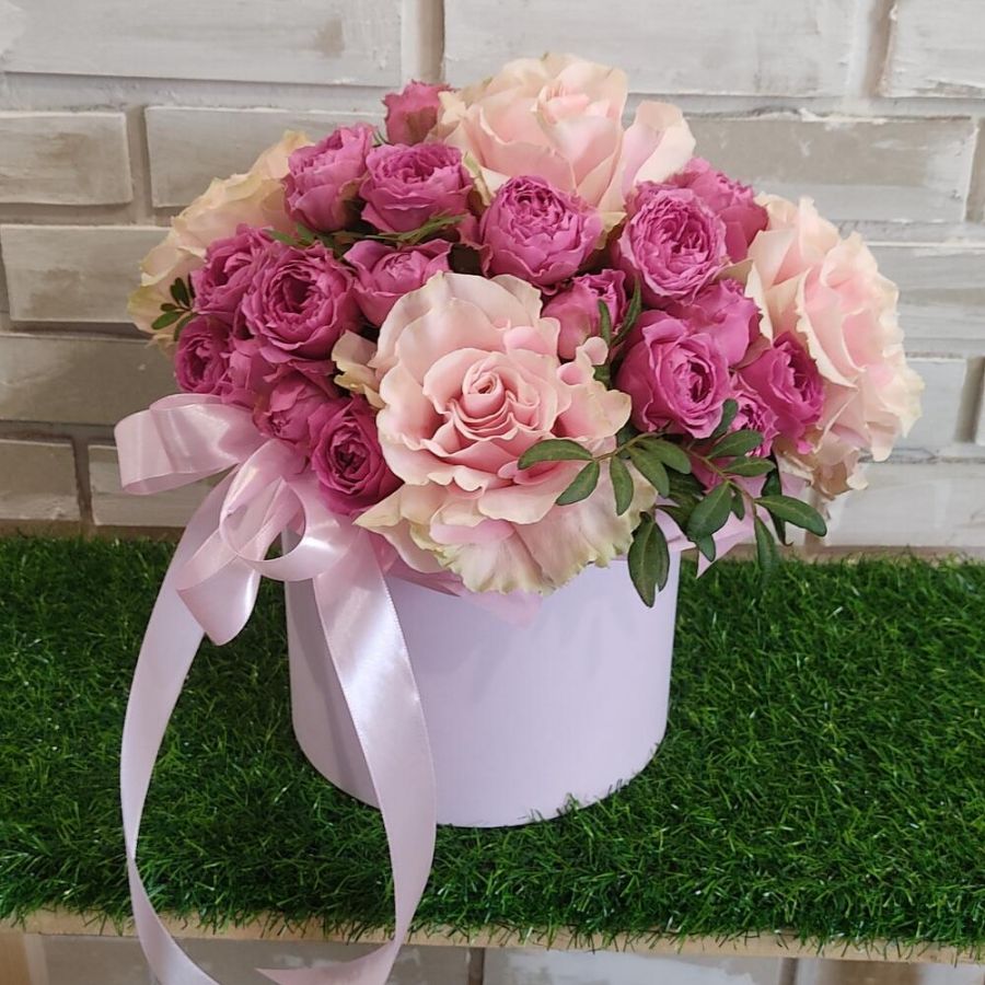 Коробка пионовидных и французских роз