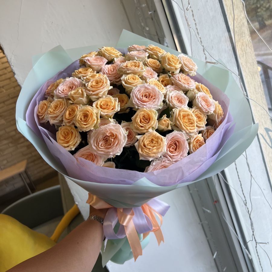 Букет кустовых кремовых роз