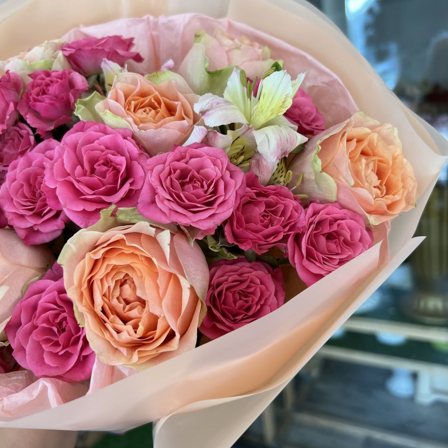 Букет яркий с розами Гравити