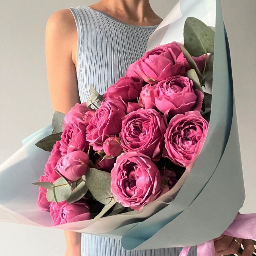 Букет из пионовидных роз с зеленью