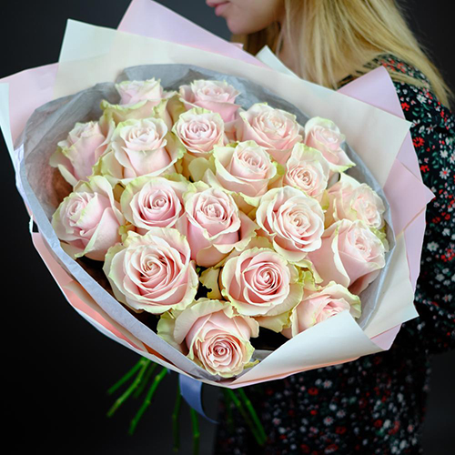 Букет из 19 розовых роз
